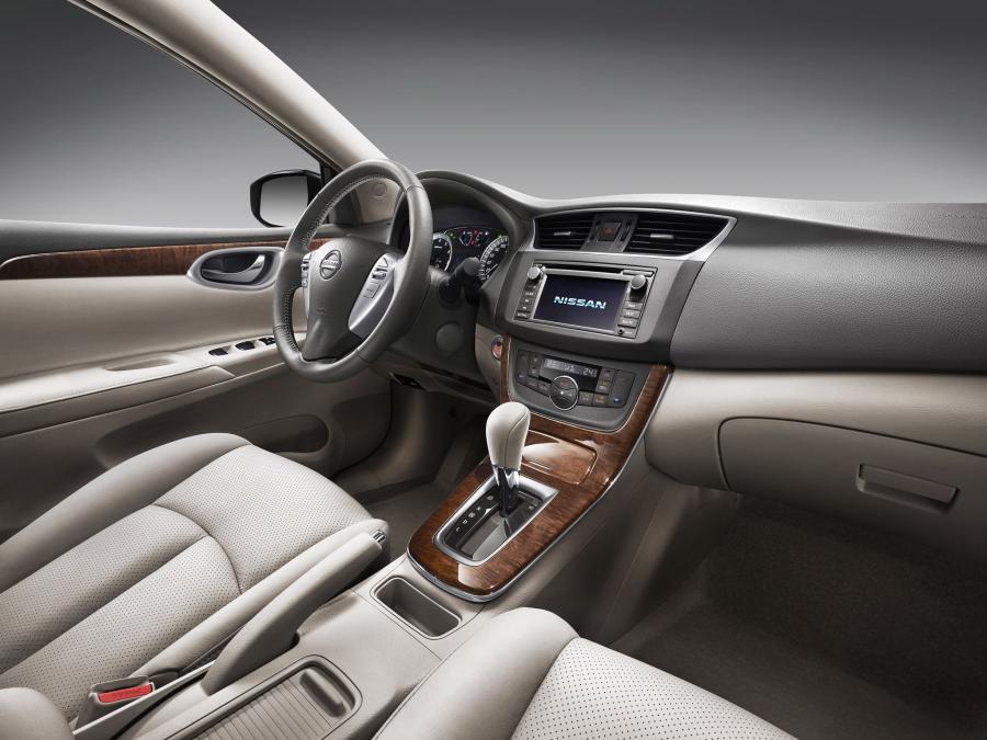 Интерьер Nissan Sylphy 2012 года  (фото 6 из 14)